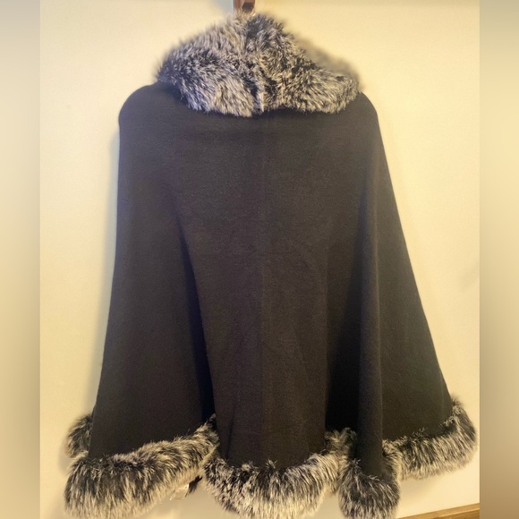 Black cloak with grey fake fur - Picture 5 of 5